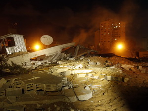 Máy bay Israel không kích Gaza, 19 người bị thương