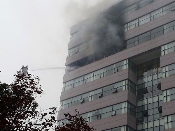 Cháy lớn ở đại học Ngoại thương Hà Nội, lo có người mắc kẹt