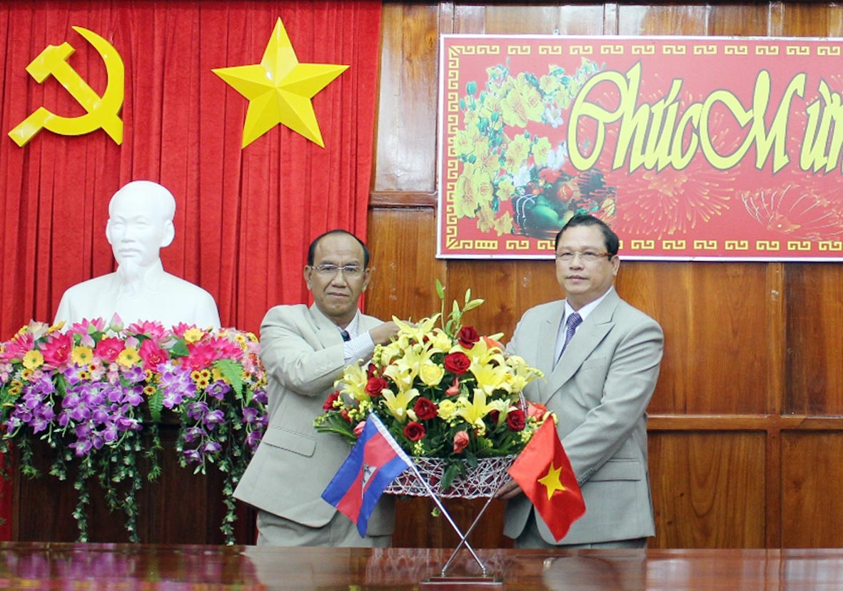 5 tỉnh thuộc Vương quốc Campuchia ch&uacute;c tết c&aacute;n bộ, nh&acirc;n d&acirc;n B&igrave;nh Phước