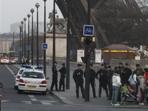 4.000 người phải sơ tán vì báo động tại Tháp Eiffel
