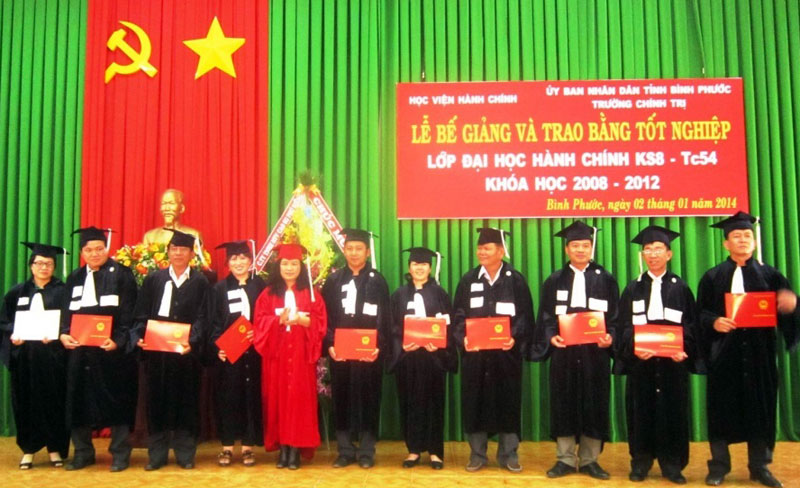 120 sinh viên tốt nghiệp lớp đại học Hành chính