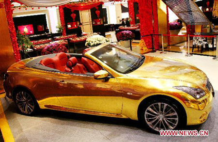 "Ngất ngây" trước chiếc xe hơi dát vàng ở Trung Quốc
