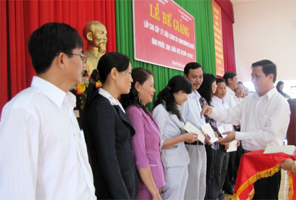 125 học vi&ecirc;n t&ocirc;́t nghi&ecirc;̣p cao c&acirc;́p chính trị - hành chính