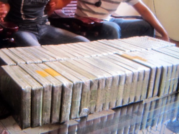 Ph&aacute; đường d&acirc;y xuy&ecirc;n quốc gia bu&ocirc;n b&aacute;n 48 b&aacute;nh heroin