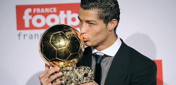Cristiano Ronaldo đánh bại Messi