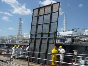 Nhật bơm nước nhiễm phóng xạ cao vào bể chứa