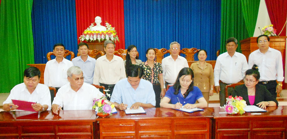 Qu&yacute; I, MTTQ Việt Nam c&aacute;c cấp b&agrave;n giao 46 căn nh&agrave; đại đo&agrave;n kết