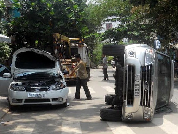 Xe ôtô 7 chỗ mất lái gây ra tai nạn liên hoàn