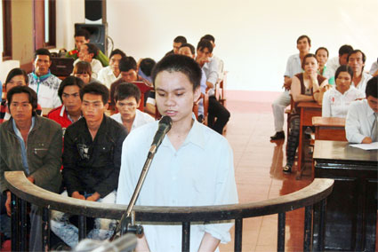 Lãnh án 14 năm tù vì u&ocirc;́ng rượu r&ocirc;̀i gi&ecirc;́t người