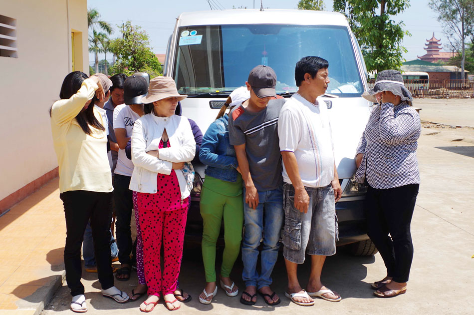 Ngăn chặn nh&oacute;m người sang Campuchia đ&aacute;nh bạc