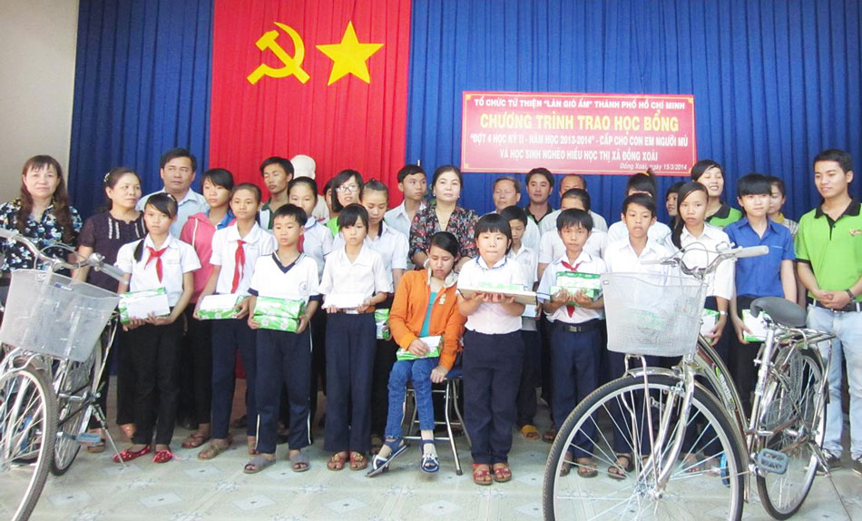 21 học sinh nghèo vượt khó được tặng học bổng