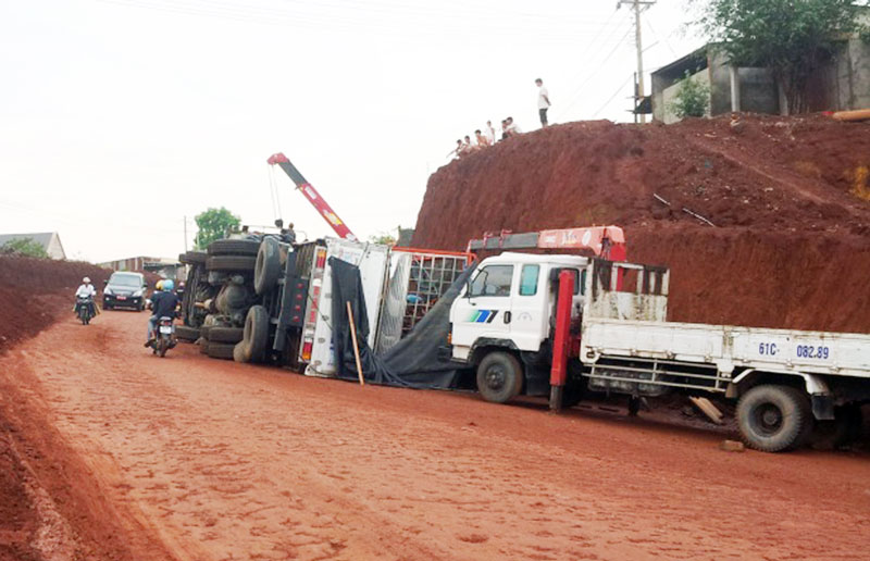 Xe tải lật do đường trơn