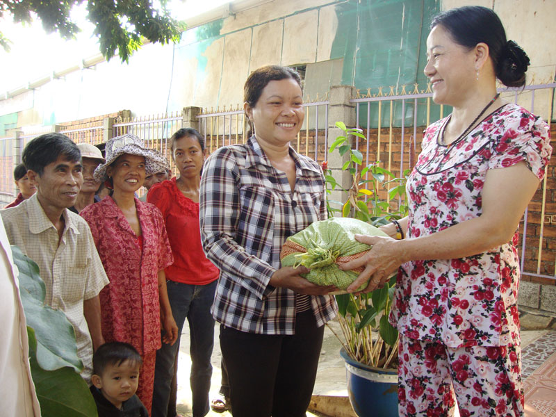 Theo gương B&aacute;c, l&agrave;m việc c&oacute; &iacute;ch cho x&atilde; hội
