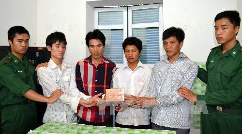 Bắt quả tang 4 đối tượng mua b&aacute;n tr&aacute;i ph&eacute;p chất ma t&uacute;y