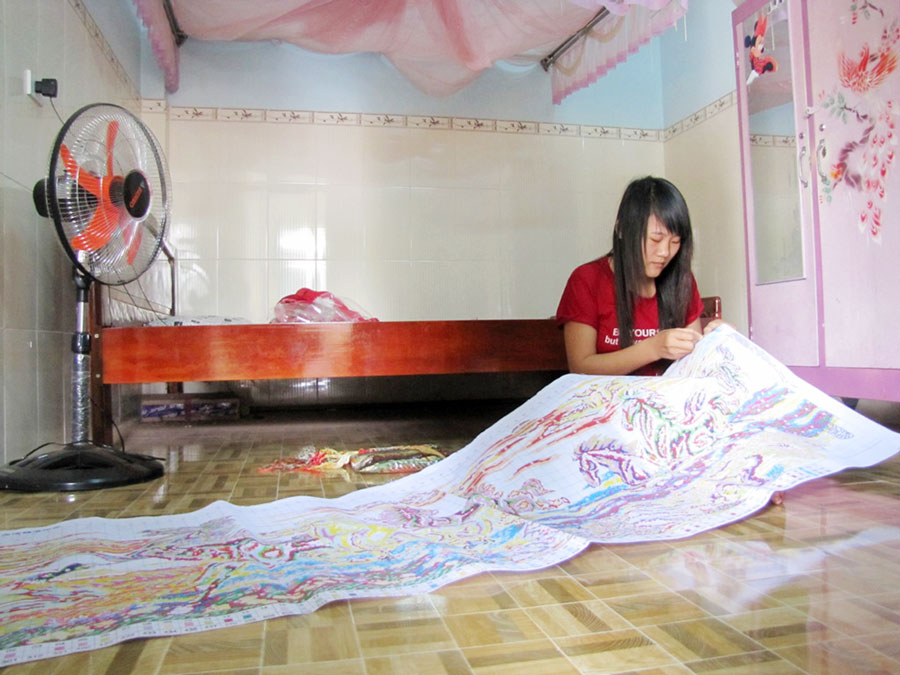 Nở rộ phong trào thêu tranh chữ thập