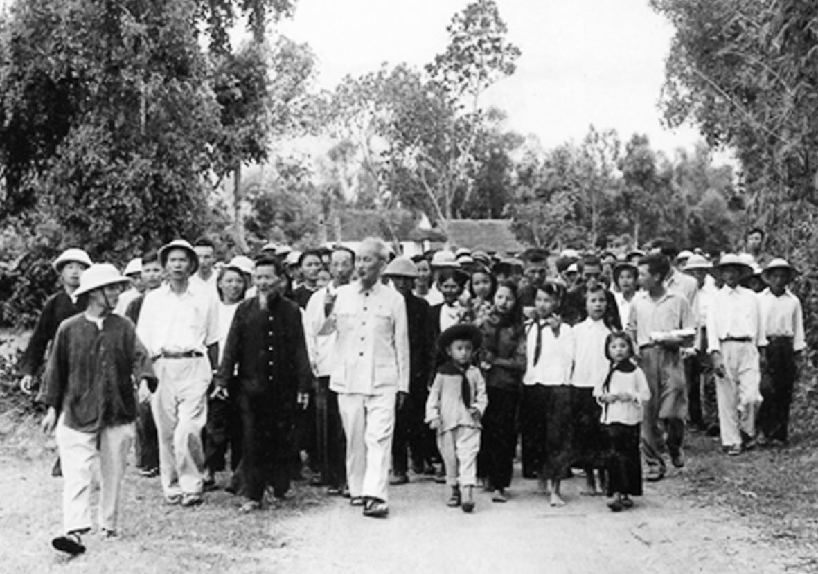 Thăm lại L&agrave;ng Sen