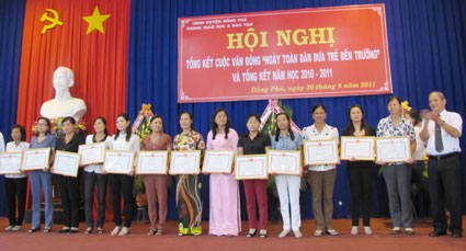 Đồng Phú: Tổng kết cuộc vận động “Ngày toàn dân đưa trẻ đến trường” và năm học 2010-2011