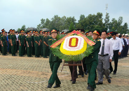 Viếng Nghĩa trang liệt sĩ kỷ niệm 66 năm ng&agrave;y C&aacute;ch mạng th&aacute;ng T&aacute;m (19-8) v&agrave; Quốc kh&aacute;nh (2-9)