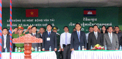 Lễ th&ocirc;ng xe vận tải đường bộ tại cặp cửa khẩu quốc tế Hoa lư (Việt Nam) - Trapeang sre (Campuchia)