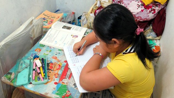 Bé gái bị mẹ xây 'lô cốt' giam cầm giữa Hà Nội