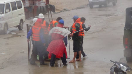 Bộ đội Biên phòng Hà Tĩnh cứu 8 công nhân bị chìm xà lan trên biển