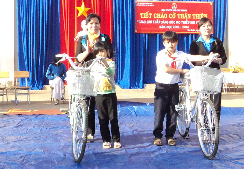 200 thiếu nhi giao lưu Thắp sáng ước mơ