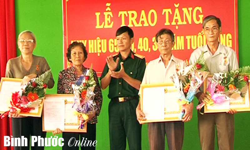 10 đảng vi&ecirc;n được trao Huy hiệu Đảng