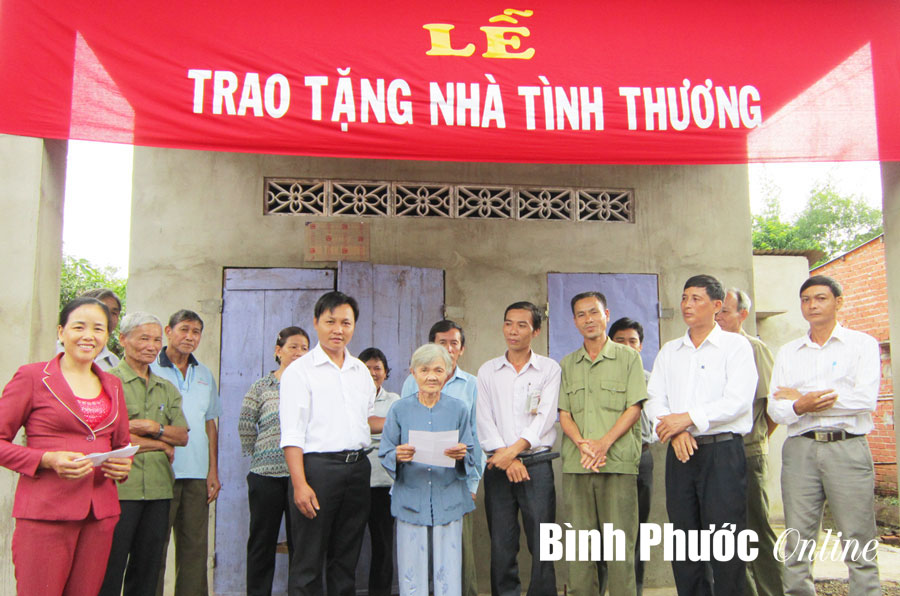 Hớn Quản x&acirc;y dựng 27 nh&agrave; đại đo&agrave;n kết, t&igrave;nh thương