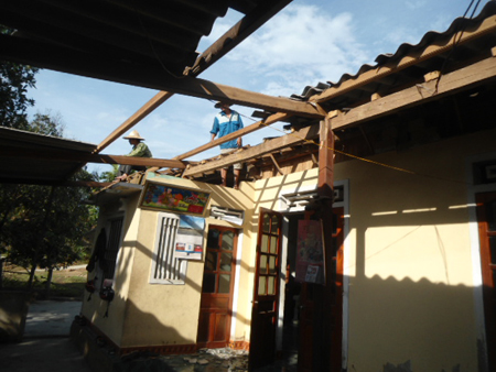 Hà Tĩnh: Lốc xoáy, mưa đá, 1 người chết, hơn 300 ngôi nhà bị tốc mái