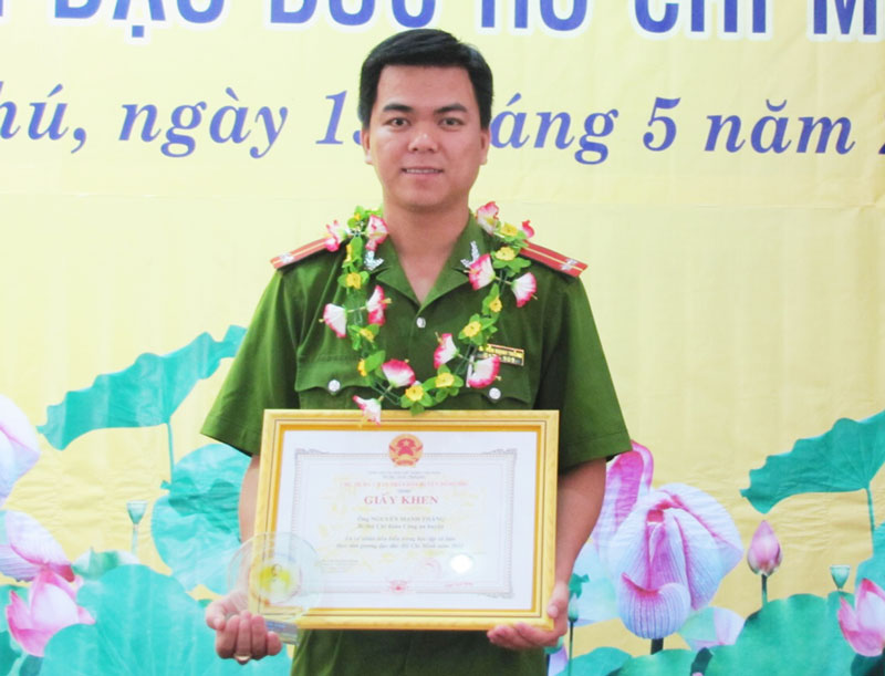 Người chiến sĩ c&ocirc;ng an l&agrave;m theo lời B&aacute;c