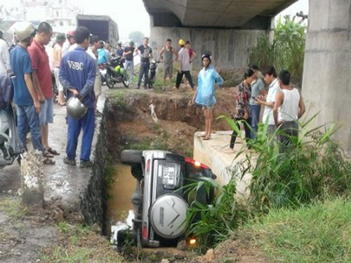 Mất lái, xe 7 chỗ lao xuống gầm cầu vượt... như trong phim