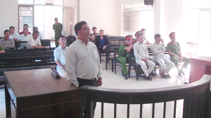 Đưa hối lộ, nguy&ecirc;n ph&oacute; c&ocirc;ng an huyện hầu t&ograve;a