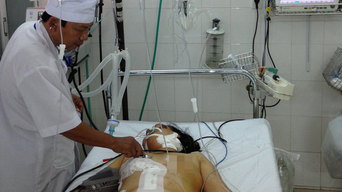 Mổ khẩn cấp cứu bà cụ 73 tuổi bị gan lọt vào lồng ngực