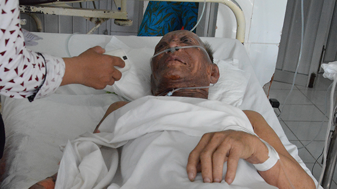 Con tưới xăng đốt cha rồi uống thuốc rầy tự tử