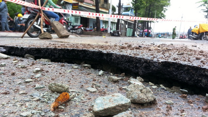 Dân hú vía vì mặt đường nổ, bốc khói và nứt toác