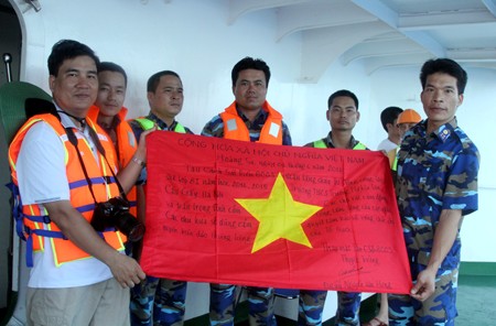 Phong thư từ H&agrave; Nội v&agrave; l&aacute; quốc kỳ từ Ho&agrave;ng Sa