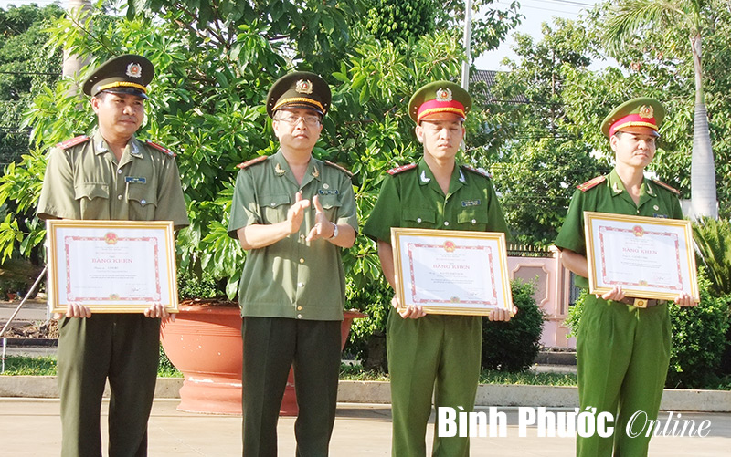 3 c&aacute;n bộ được Bộ C&ocirc;ng an tặng bằng khen