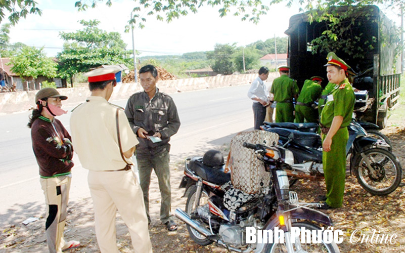 Chiến sĩ c&ocirc;ng an nghe n&oacute;i chuyện về ứng xử v&agrave; văn h&oacute;a giao th&ocirc;ng
