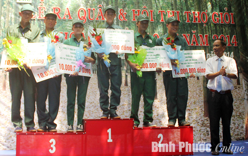 Cao su Lộc Ninh ra quân thu hoạch và thi tay nghề cạo mủ giỏi