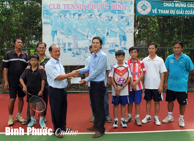 CLB tennis Phước B&igrave;nh ủng hộ chiến sĩ ở biển Đ&ocirc;ng 10 triệu đồng