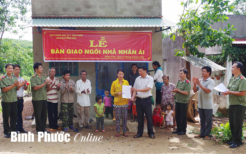 C&ocirc;ng an tỉnh tặng nh&agrave; nh&acirc;n &aacute;i