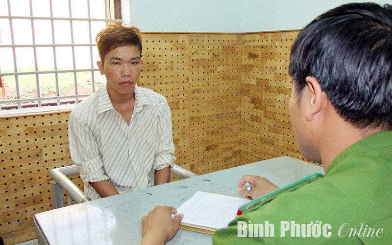 C&ocirc;ng an x&atilde; &ldquo;d&ograve;m mặt&rdquo; ph&aacute;t hiện một thanh ni&ecirc;n lừa đảo