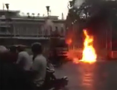 Một người tự thiêu trước cổng Dinh Thống Nhất để phản đối Trung Quốc