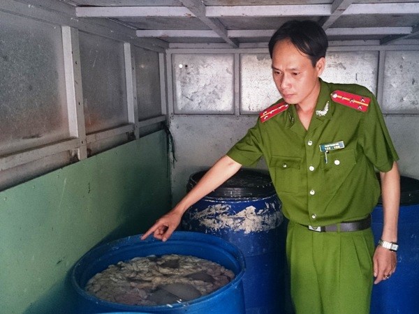 Bắt quả tang 2 đối tượng vận chuyển 250kg nội tạng bốc m&ugrave;i