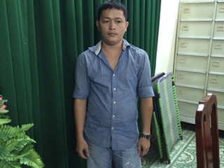 Giả cảnh s&aacute;t h&igrave;nh sự cưỡng đoạt t&agrave;i sản người đi đường