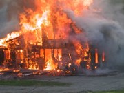 Bố mẹ khóa cửa đi làm sớm, bé gái ngủ trong nhà chết cháy