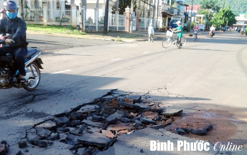 Mưa lớn làm lún đường ở Phước Long