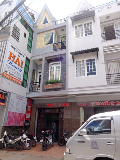  Một trẻ 7 tuổi rơi từ tầng 3 khách sạn