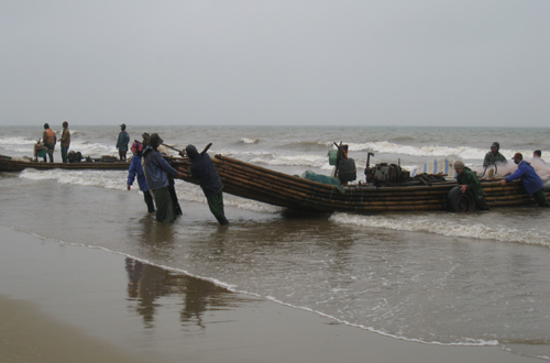 Nam sinh mất tích trên biển sau buổi liên hoan lớp