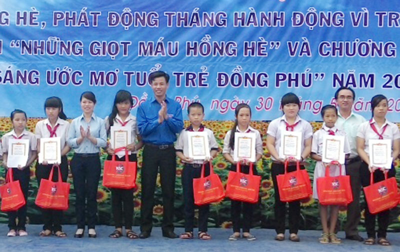 Tặng 1.522 phần quà cho học sinh nghèo huyện Đồng Phú